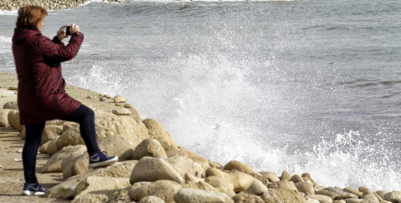 El temporal de viento y lluvia causa destrozos en playas, corta carreteras y desborda cauces