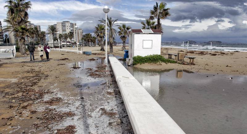 El temporal de viento y lluvia causa destrozos en playas, corta carreteras y desborda cauces