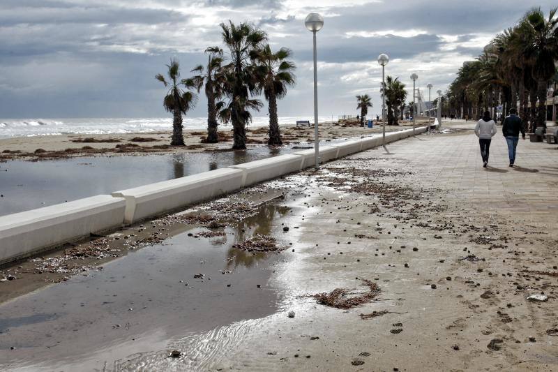 El temporal de viento y lluvia causa destrozos en playas, corta carreteras y desborda cauces