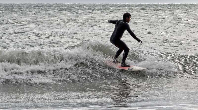 El temporal de viento y lluvia causa destrozos en playas, corta carreteras y desborda cauces