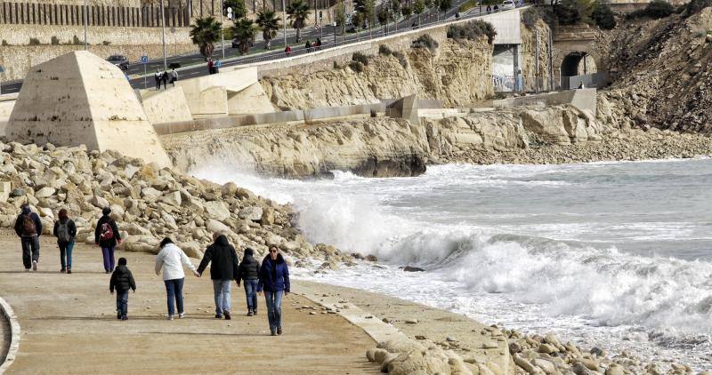 El temporal de viento y lluvia causa destrozos en playas, corta carreteras y desborda cauces