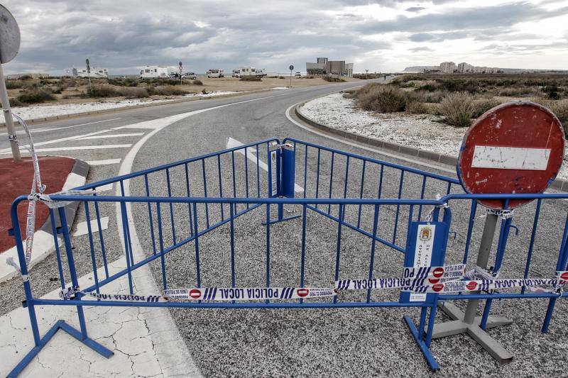 El temporal de viento y lluvia causa destrozos en playas, corta carreteras y desborda cauces