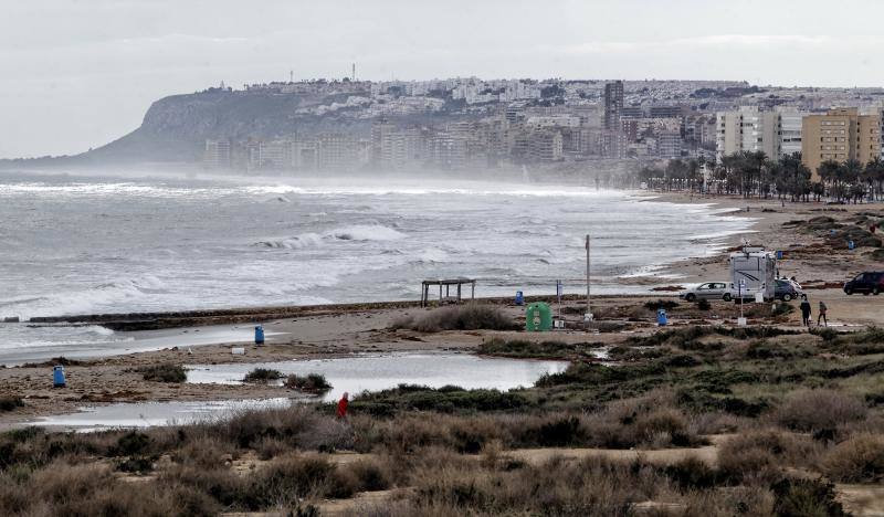 El temporal de viento y lluvia causa destrozos en playas, corta carreteras y desborda cauces