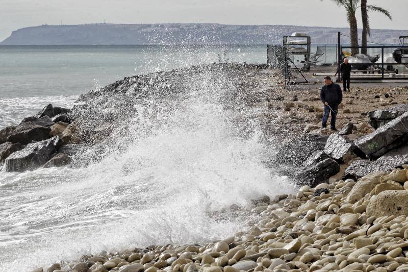 El temporal de viento y lluvia causa destrozos en playas, corta carreteras y desborda cauces