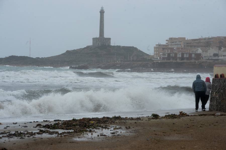Fuertes vientos y olas de cuatro metros en la costa