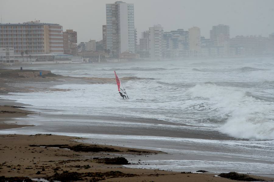 Fuertes vientos y olas de cuatro metros en la costa