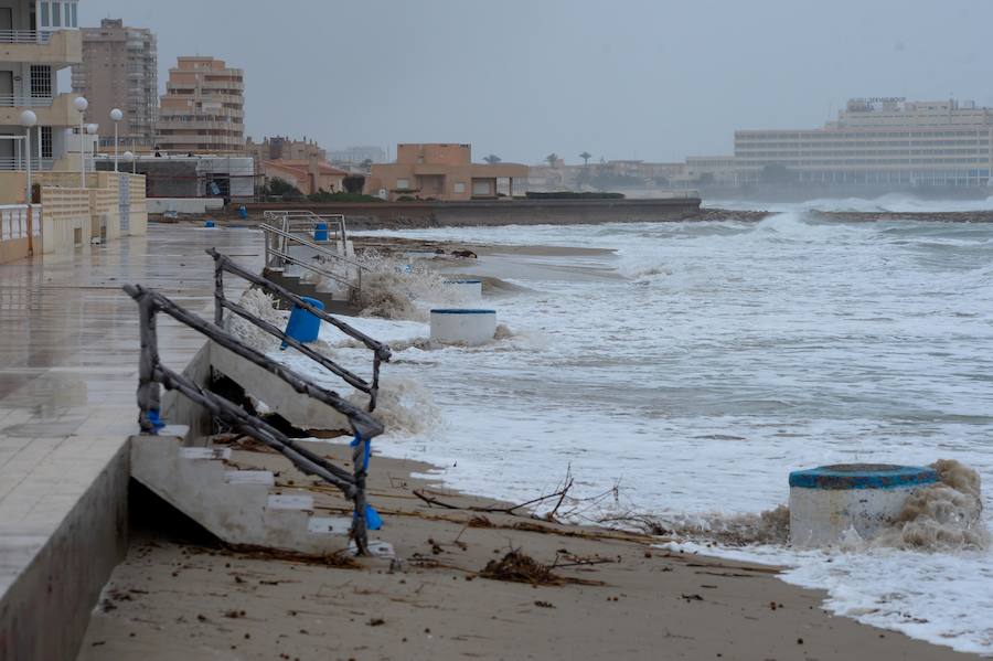Fuertes vientos y olas de cuatro metros en la costa
