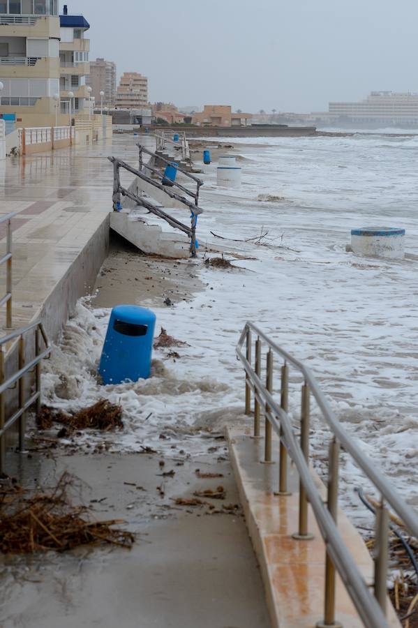 Fuertes vientos y olas de cuatro metros en la costa
