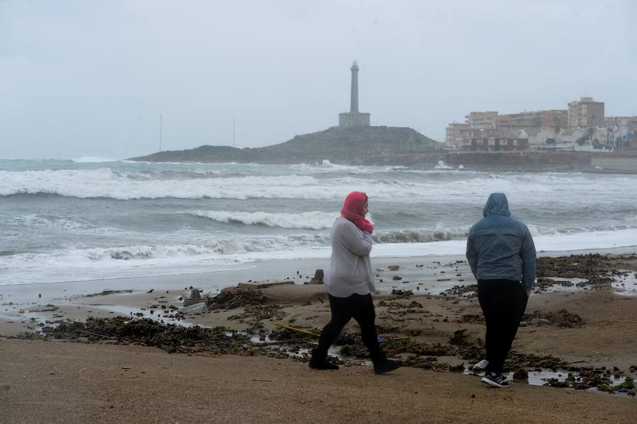 Fuertes vientos y olas de cuatro metros en la costa