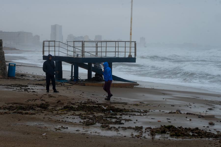 Fuertes vientos y olas de cuatro metros en la costa