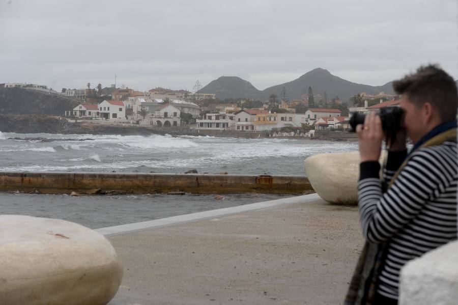 Fuertes vientos y olas de cuatro metros en la costa