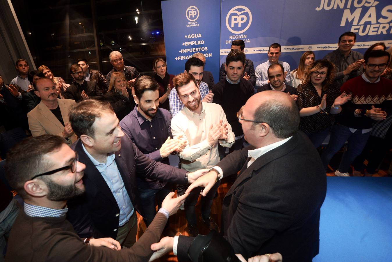 Sánchez y Valcárcel, protagonistas del encuentro con los compromisarios del PP