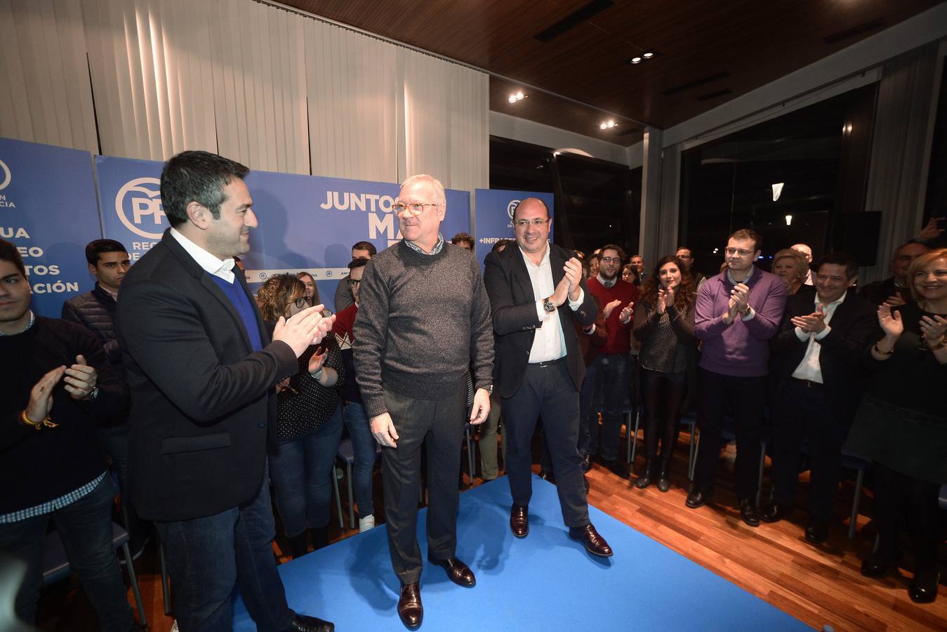 Sánchez y Valcárcel, protagonistas del encuentro con los compromisarios del PP