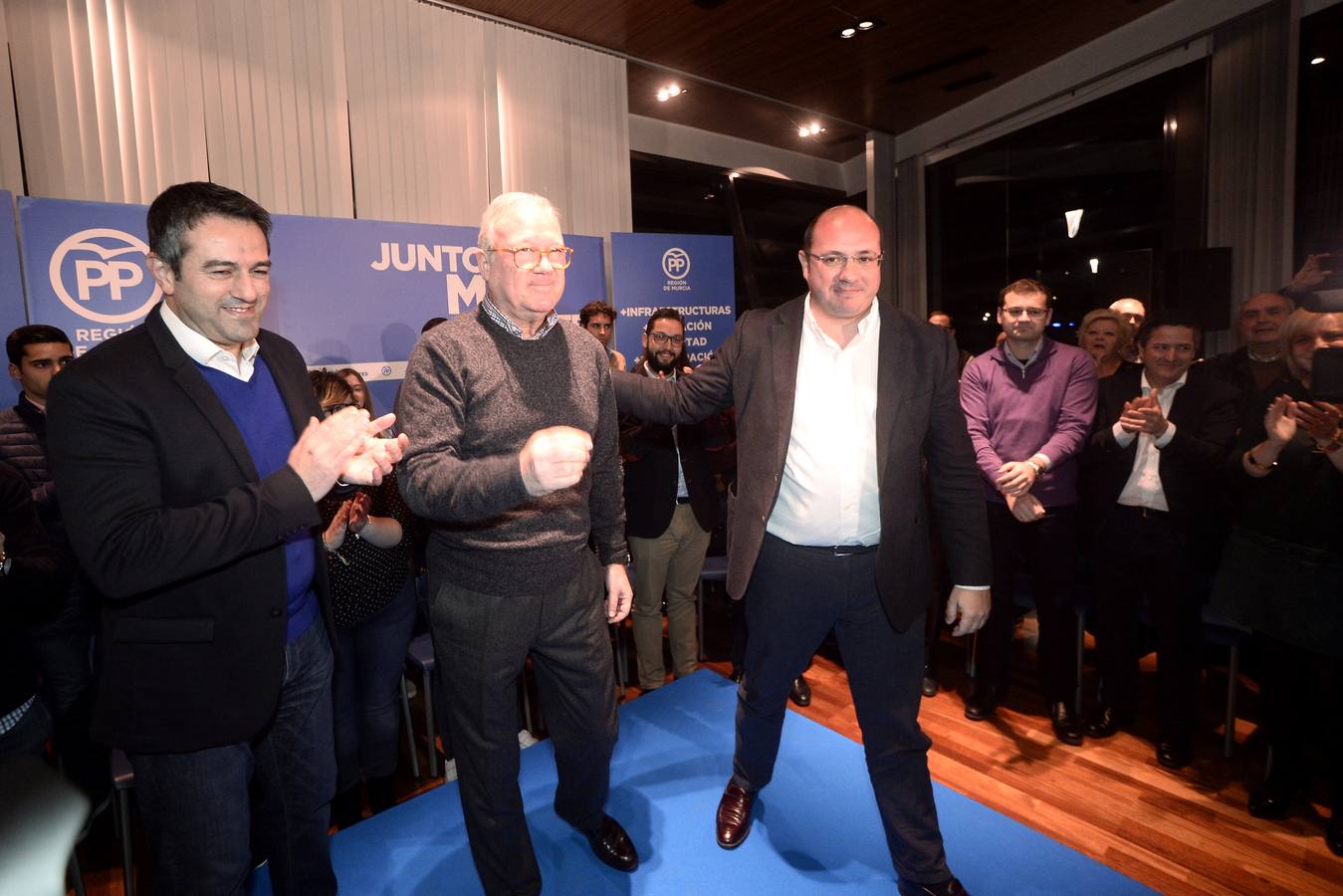 Sánchez y Valcárcel, protagonistas del encuentro con los compromisarios del PP