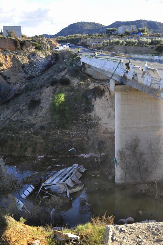 Fallece un camionero al precipitarse por un barranco en Pliego