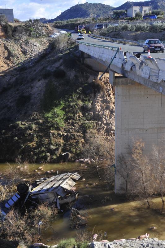Fallece un camionero al precipitarse por un barranco en Pliego