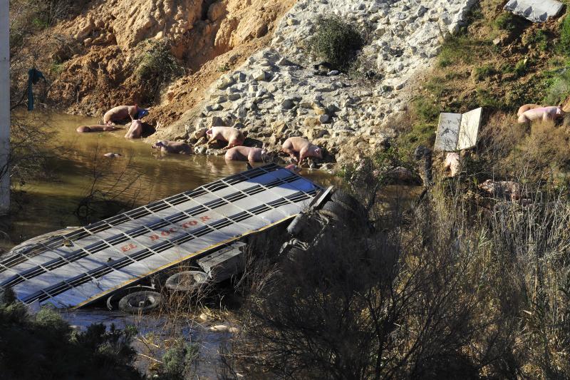 Fallece un camionero al precipitarse por un barranco en Pliego