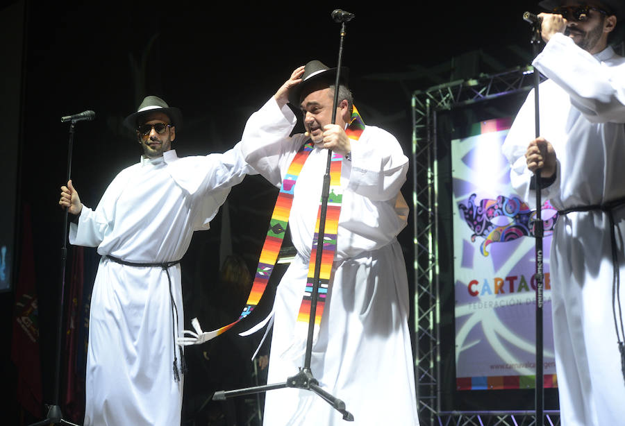 El concejal de Festejos «oficia» el pregón de Carnaval vestido de cura