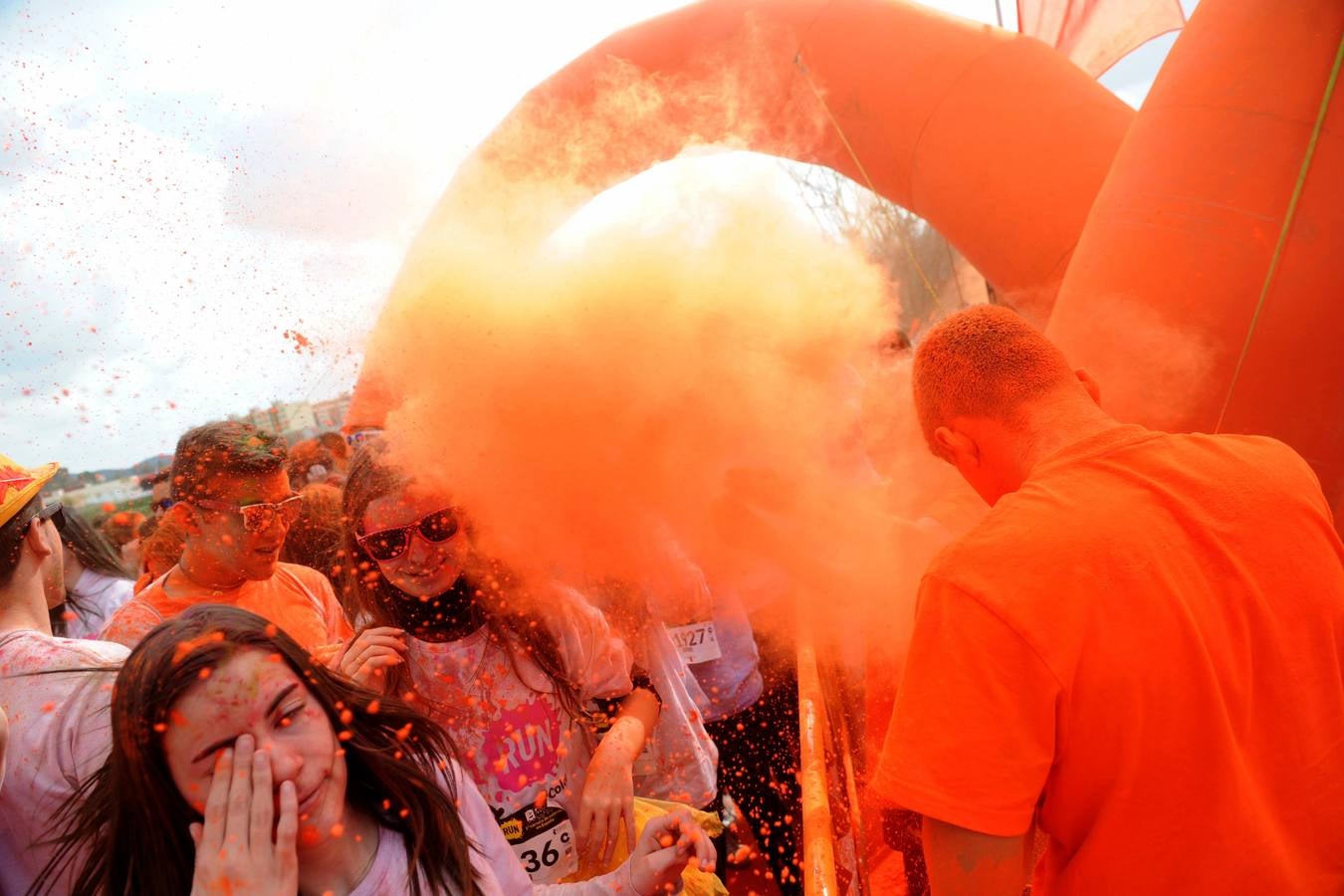 Explosión de polvos de colores en Cabezo de Torres