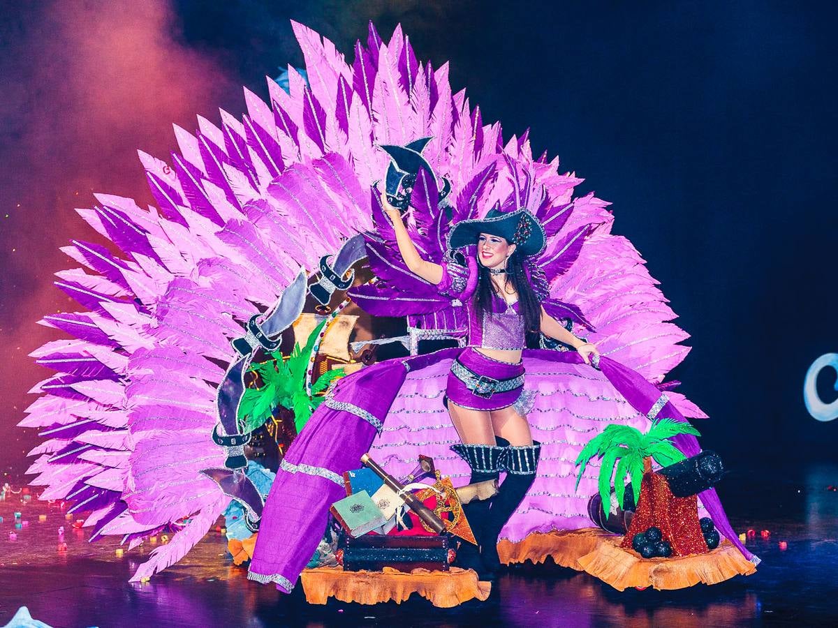 Elegancia y color en los trajes de papel en Águilas