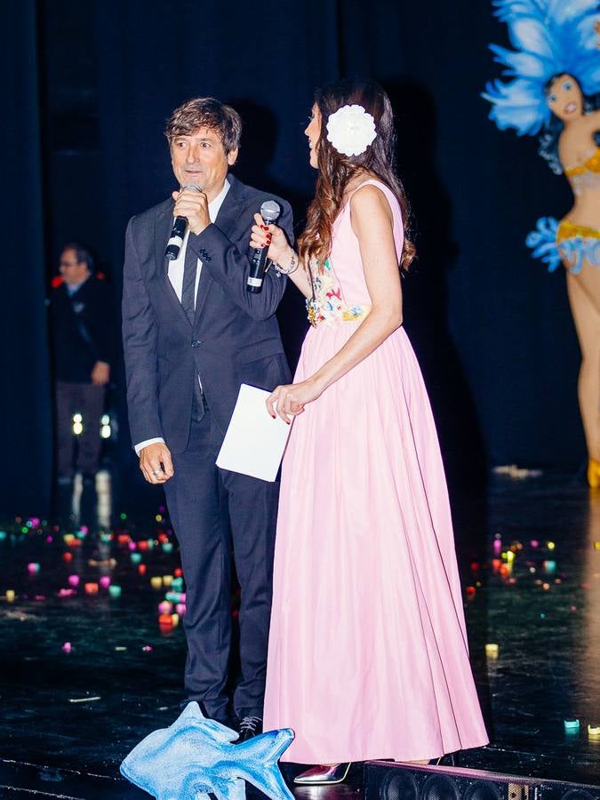 Elegancia y color en los trajes de papel en Águilas