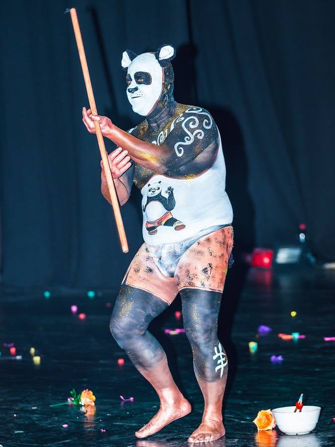 Elegancia y color en los trajes de papel en Águilas