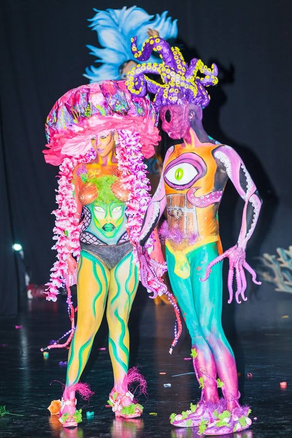 Elegancia y color en los trajes de papel en Águilas