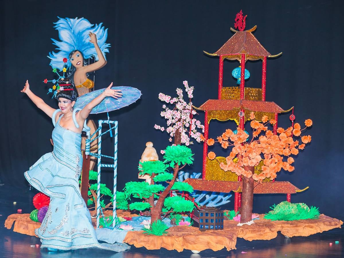 Elegancia y color en los trajes de papel en Águilas