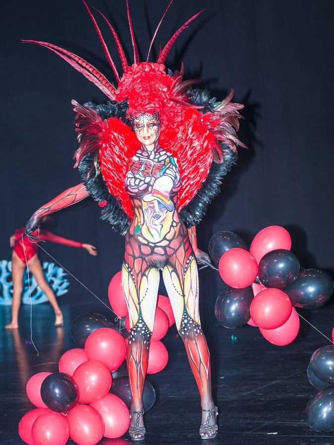 Elegancia y color en los trajes de papel en Águilas