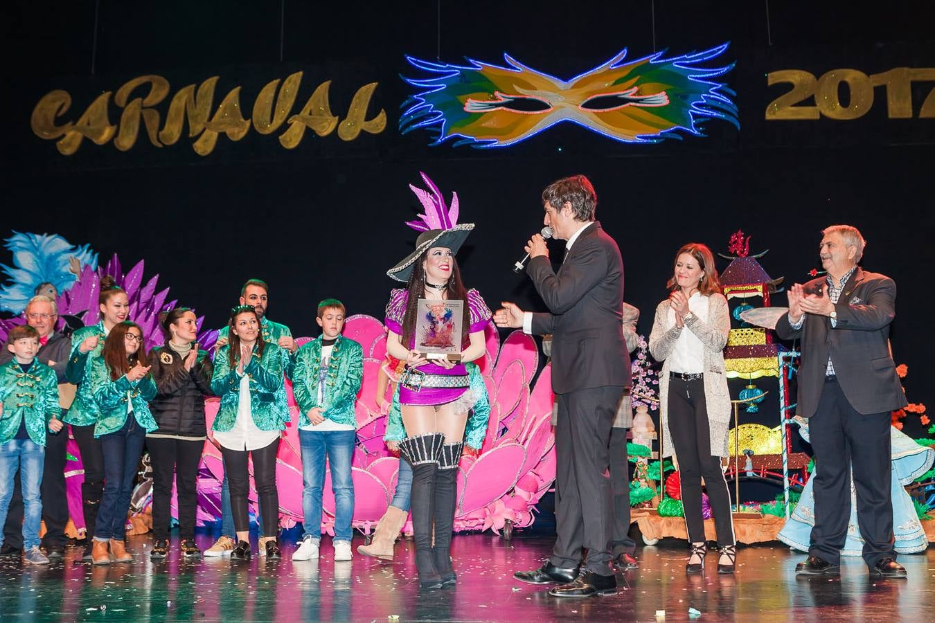 Elegancia y color en los trajes de papel en Águilas