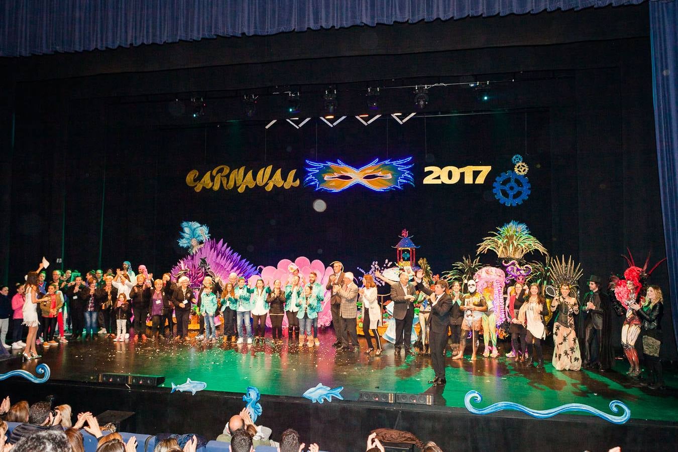 Elegancia y color en los trajes de papel en Águilas