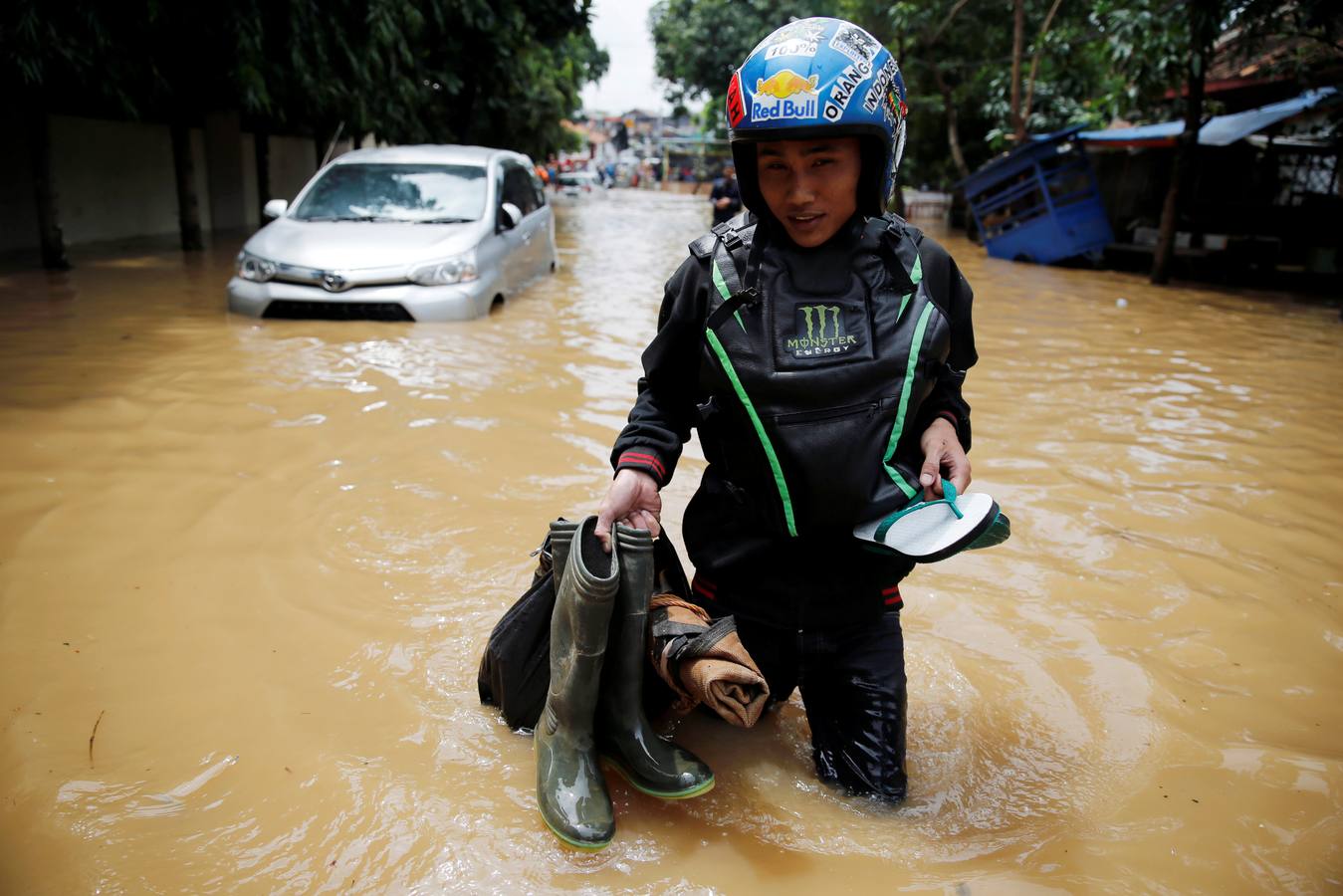 El agua inunda las calles