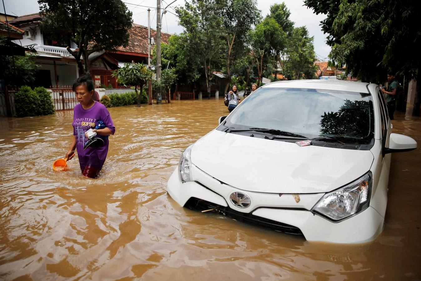 El agua inunda las calles