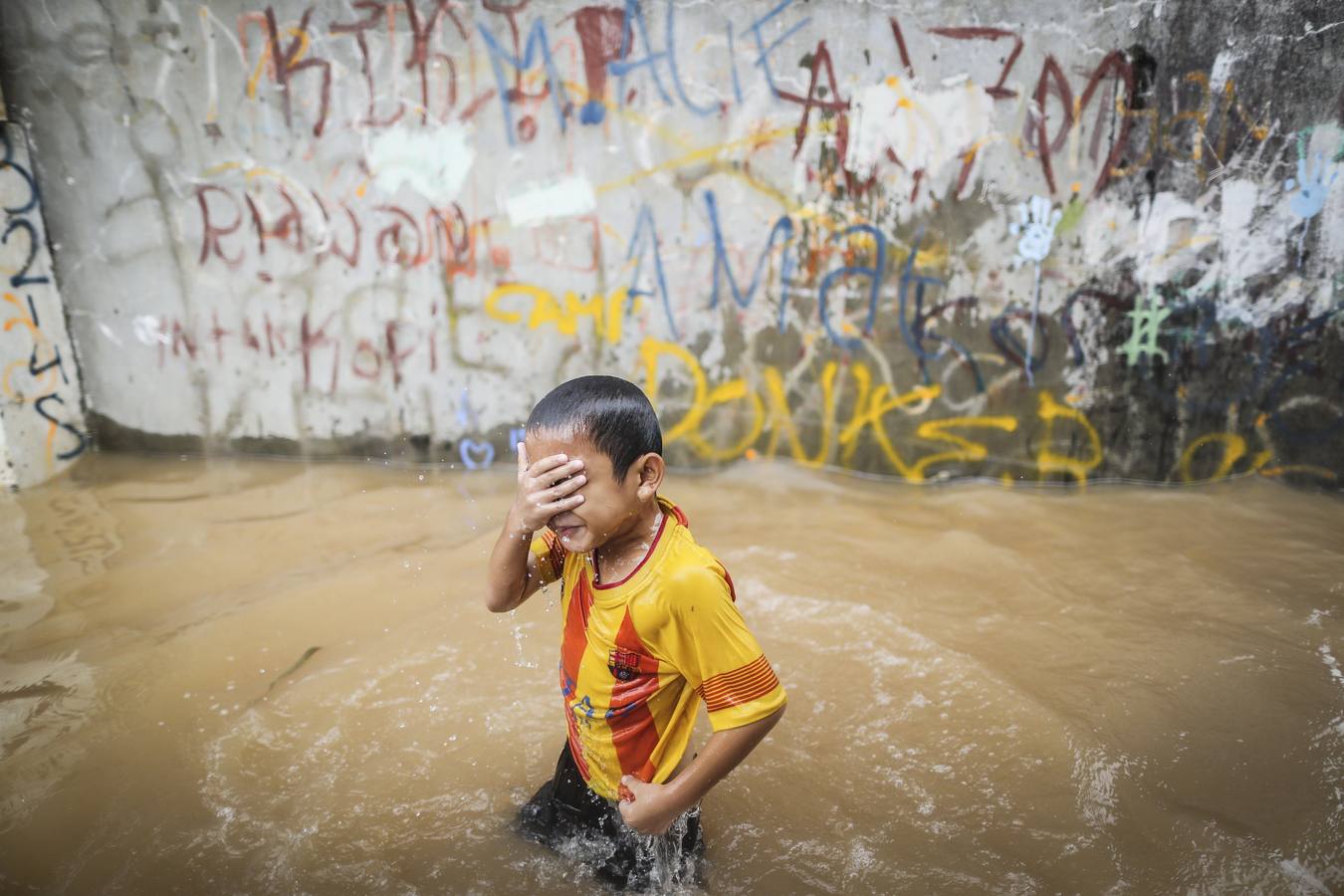 El agua inunda las calles