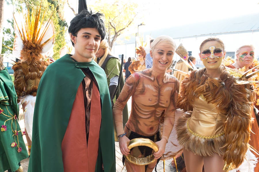 Máscaras y mucho color por las calles de Puente Tocinos