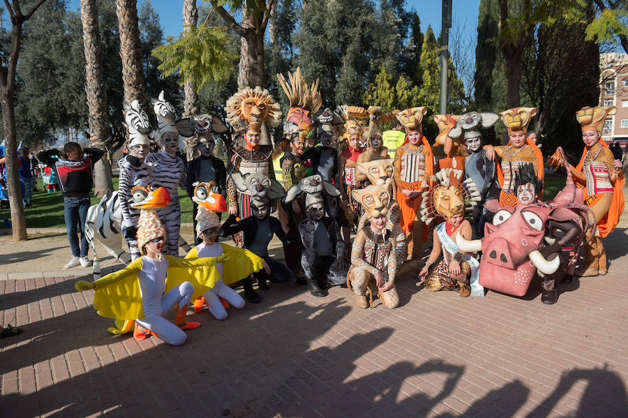 Máscaras y mucho color por las calles de Puente Tocinos