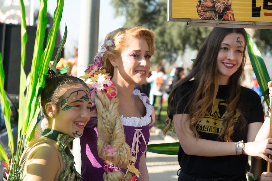 Máscaras y mucho color por las calles de Puente Tocinos
