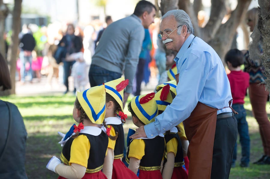 Máscaras y mucho color por las calles de Puente Tocinos