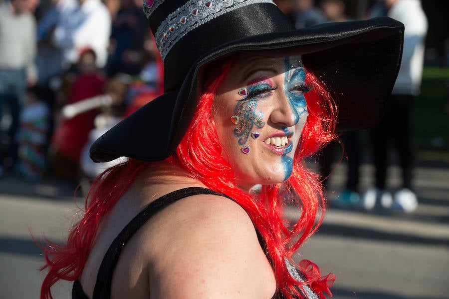 Máscaras y mucho color por las calles de Puente Tocinos