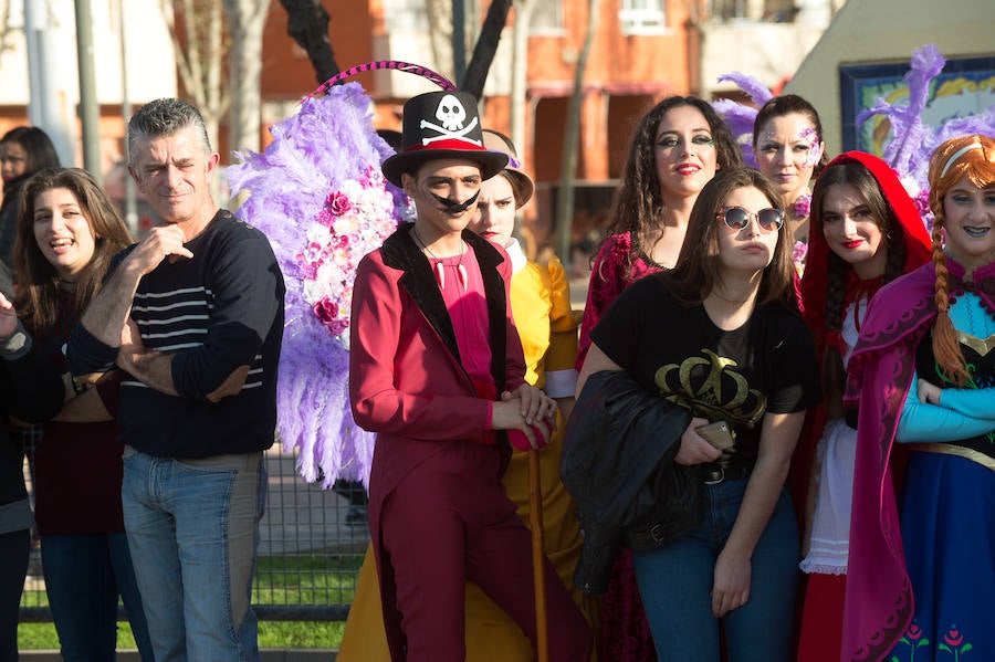 Máscaras y mucho color por las calles de Puente Tocinos