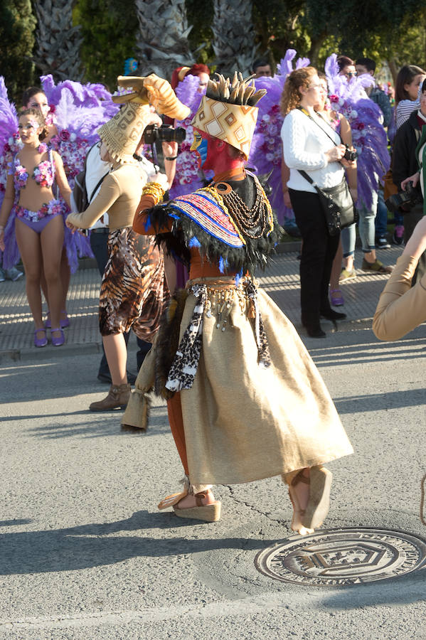 Máscaras y mucho color por las calles de Puente Tocinos