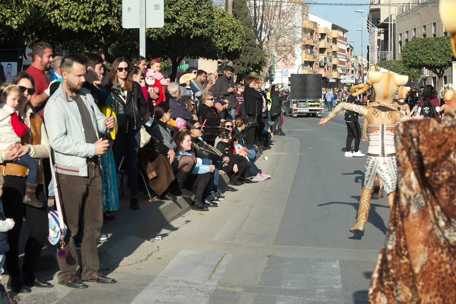 Máscaras y mucho color por las calles de Puente Tocinos