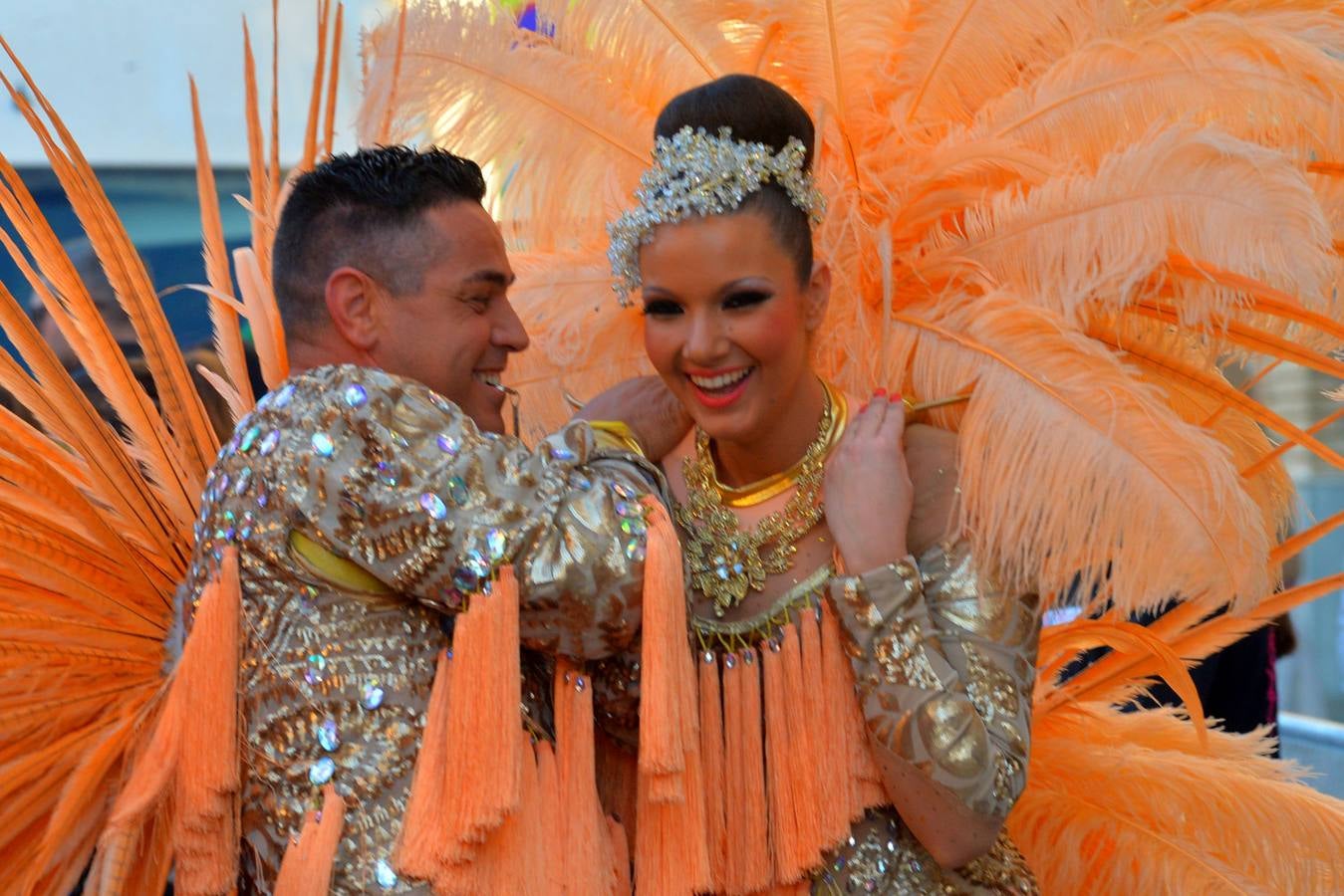 Las plumas toman las calles en el Martes de Carnaval de Águilas