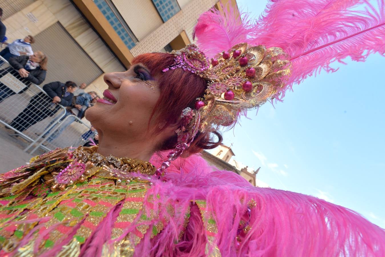 Las plumas toman las calles en el Martes de Carnaval de Águilas