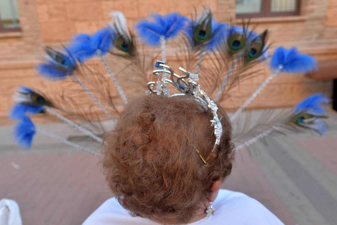 Las plumas toman las calles en el Martes de Carnaval de Águilas