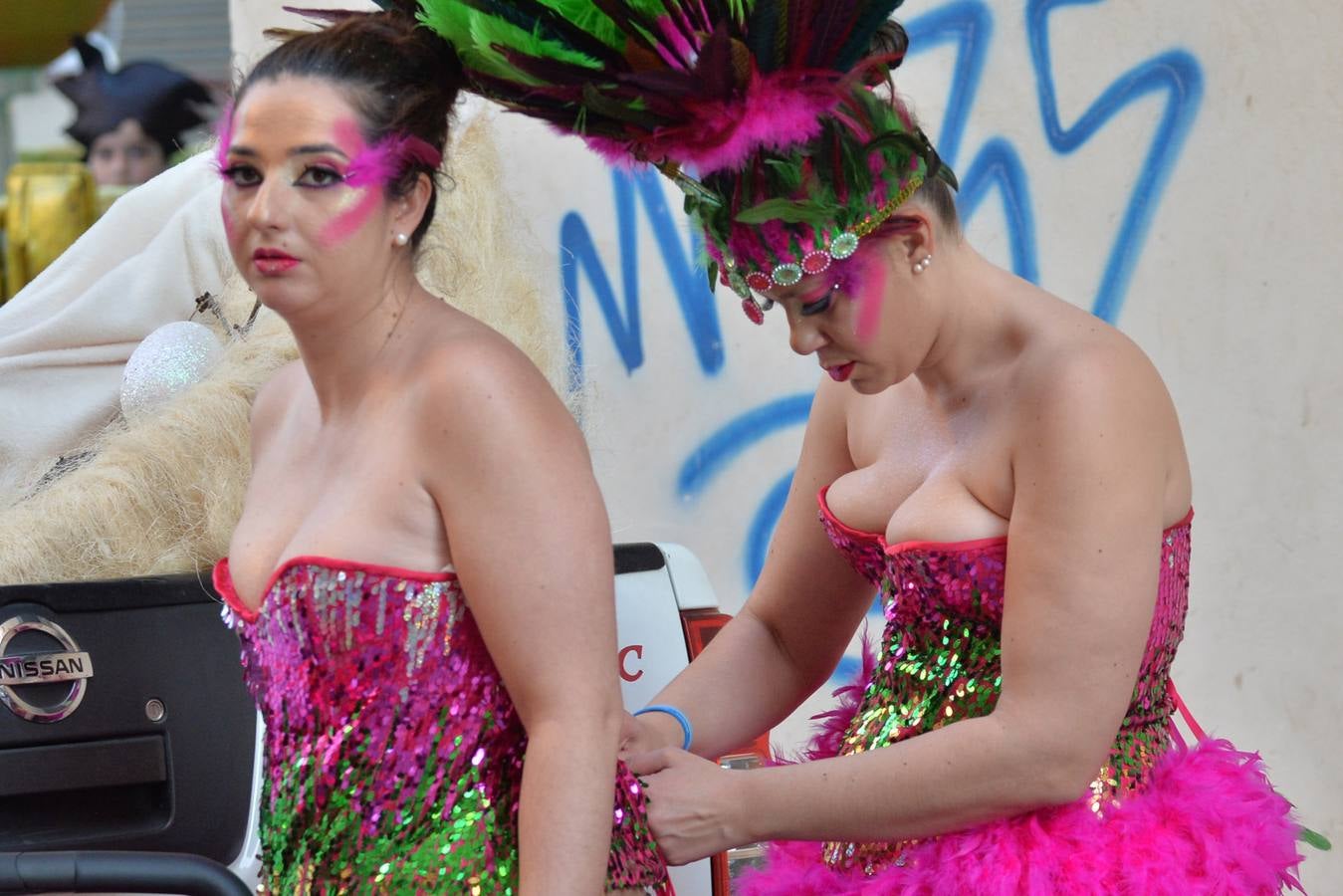 Las plumas toman las calles en el Martes de Carnaval de Águilas