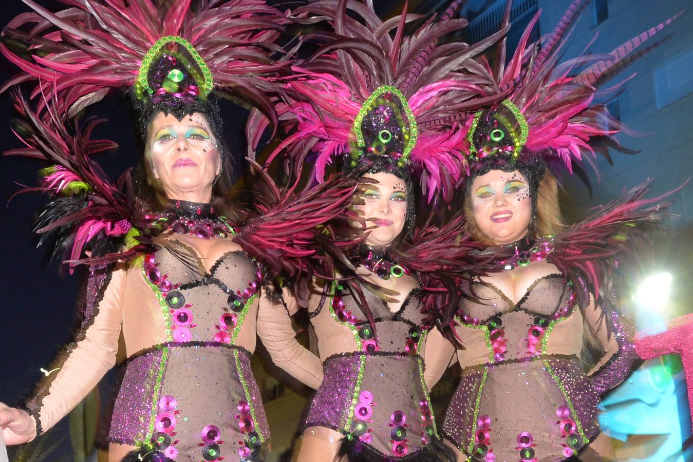 Las plumas toman las calles en el Martes de Carnaval de Águilas