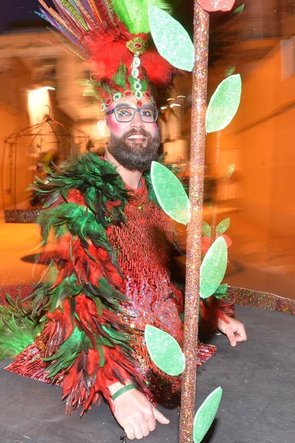 Las plumas toman las calles en el Martes de Carnaval de Águilas