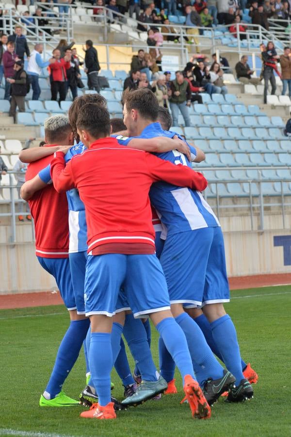 El líder despega con una remontada ante el Jaén (2-1)