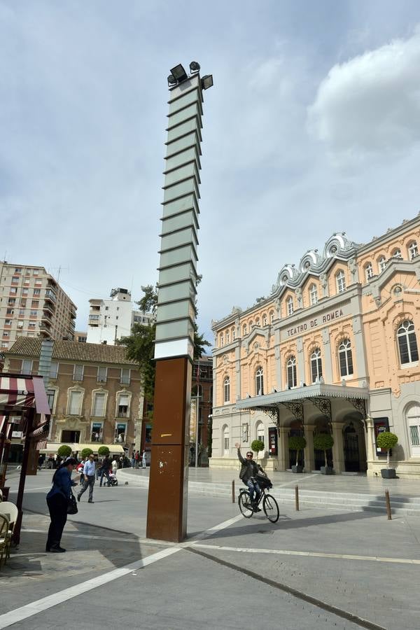 La plaza de Julián Romea, con el teatro 'maldito' al fondo.